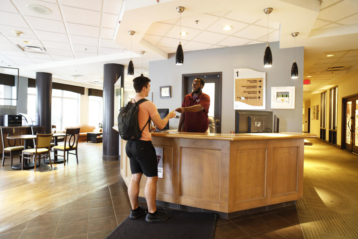 Une personne au comptoir de service à la clientèle