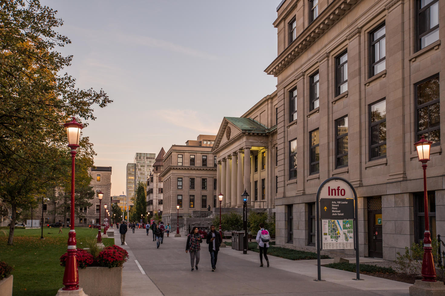 Photo of uOttawa campus at sunset