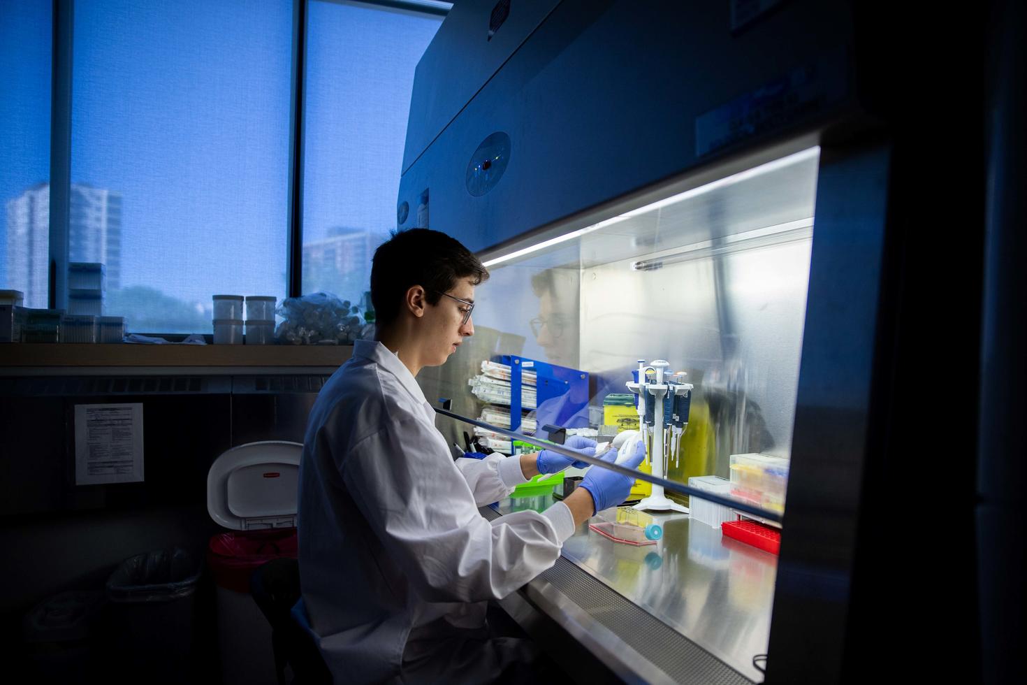 étudiant travaillant en laboratoire