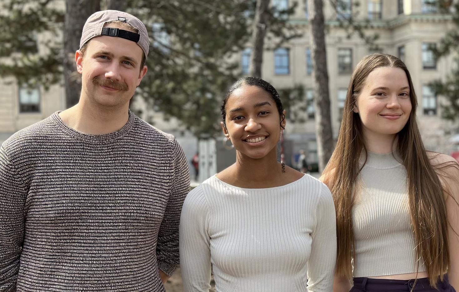 Trois étudiants posent pour une photo