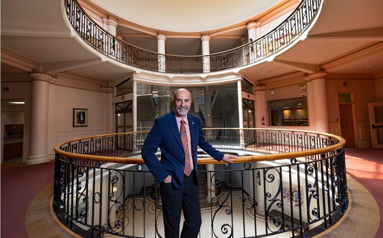 Jacques Beauvais dans la rotonde du pavillon Tabaret