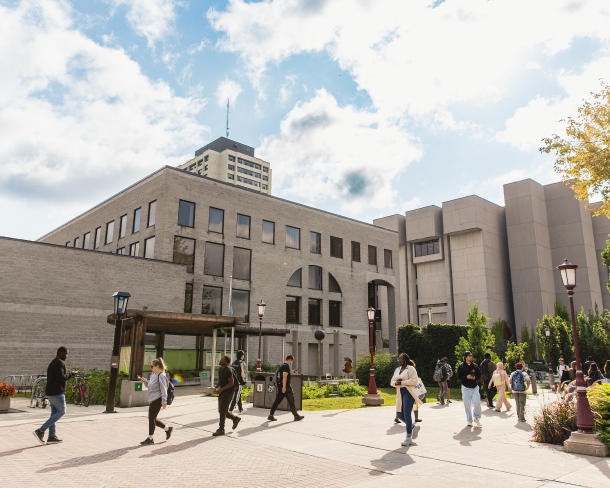 Étudiants marchant sur le campus
