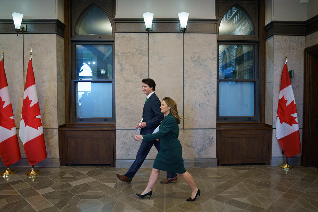 Justin Trudeau et Chrystia Freeland se promènent au Parlement