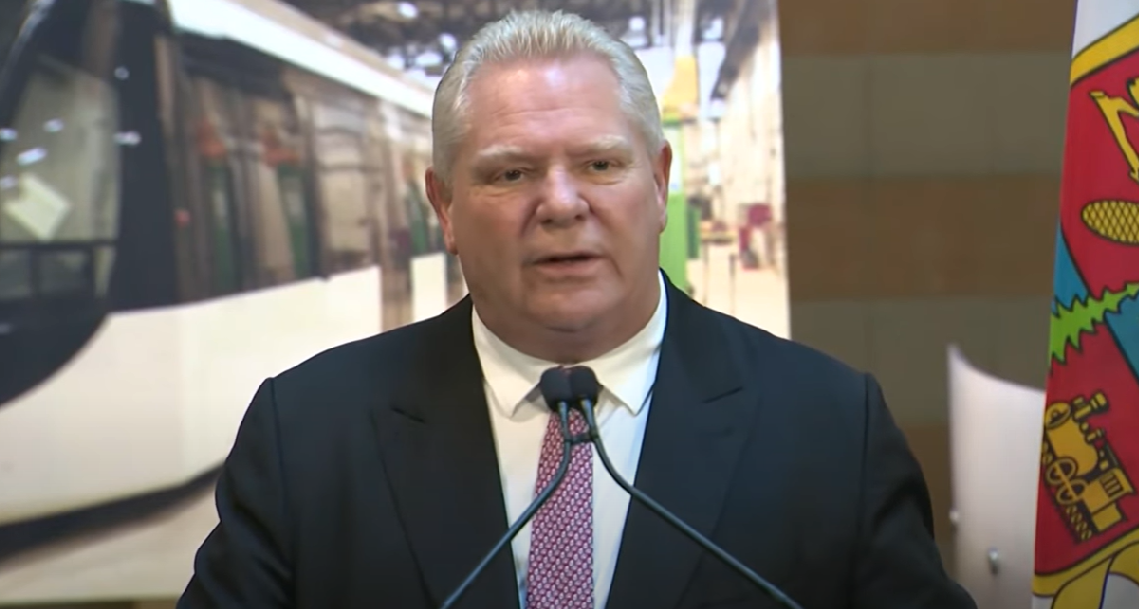 Doug Ford en devant d'un microphone