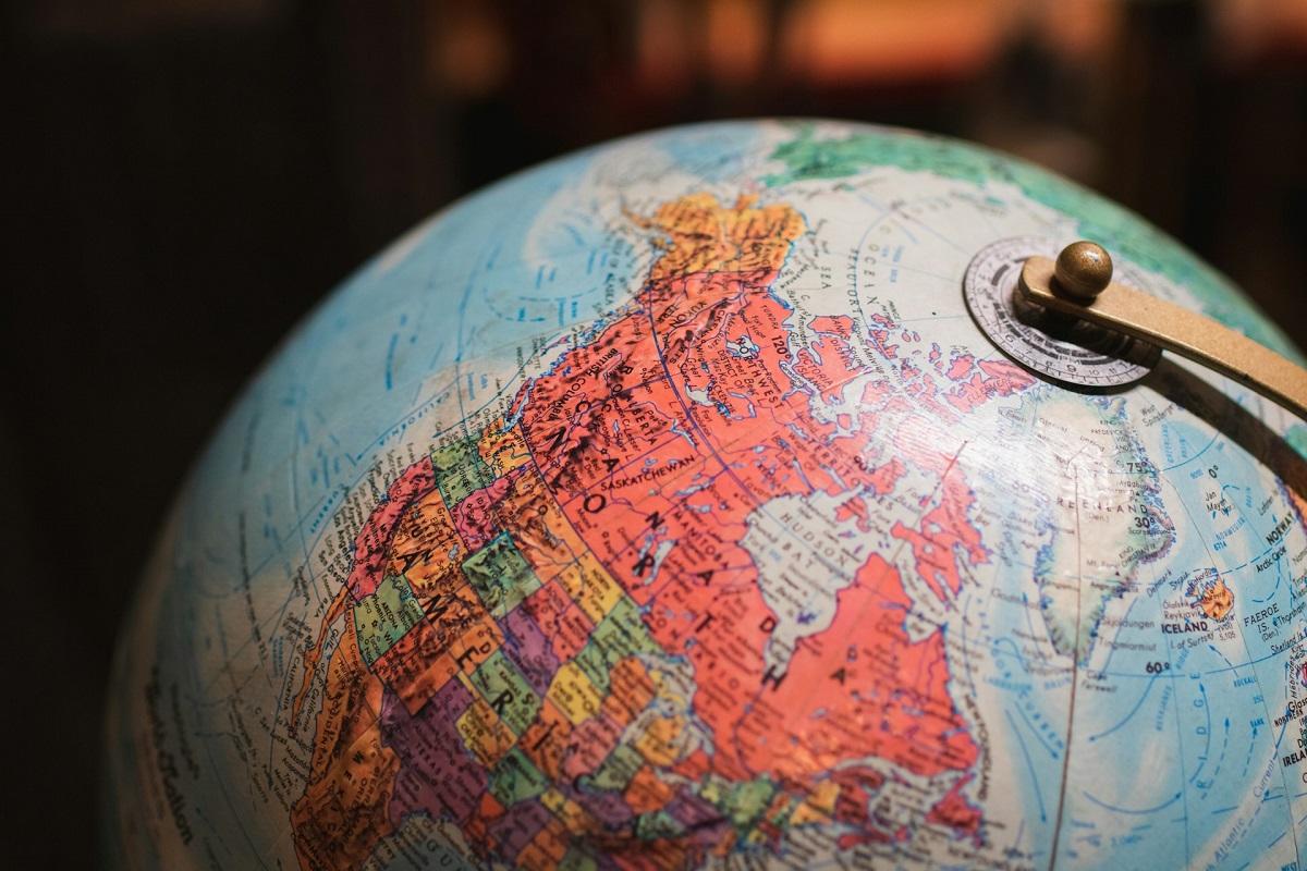 Un globe qui montre la zone Canada-États-Unis