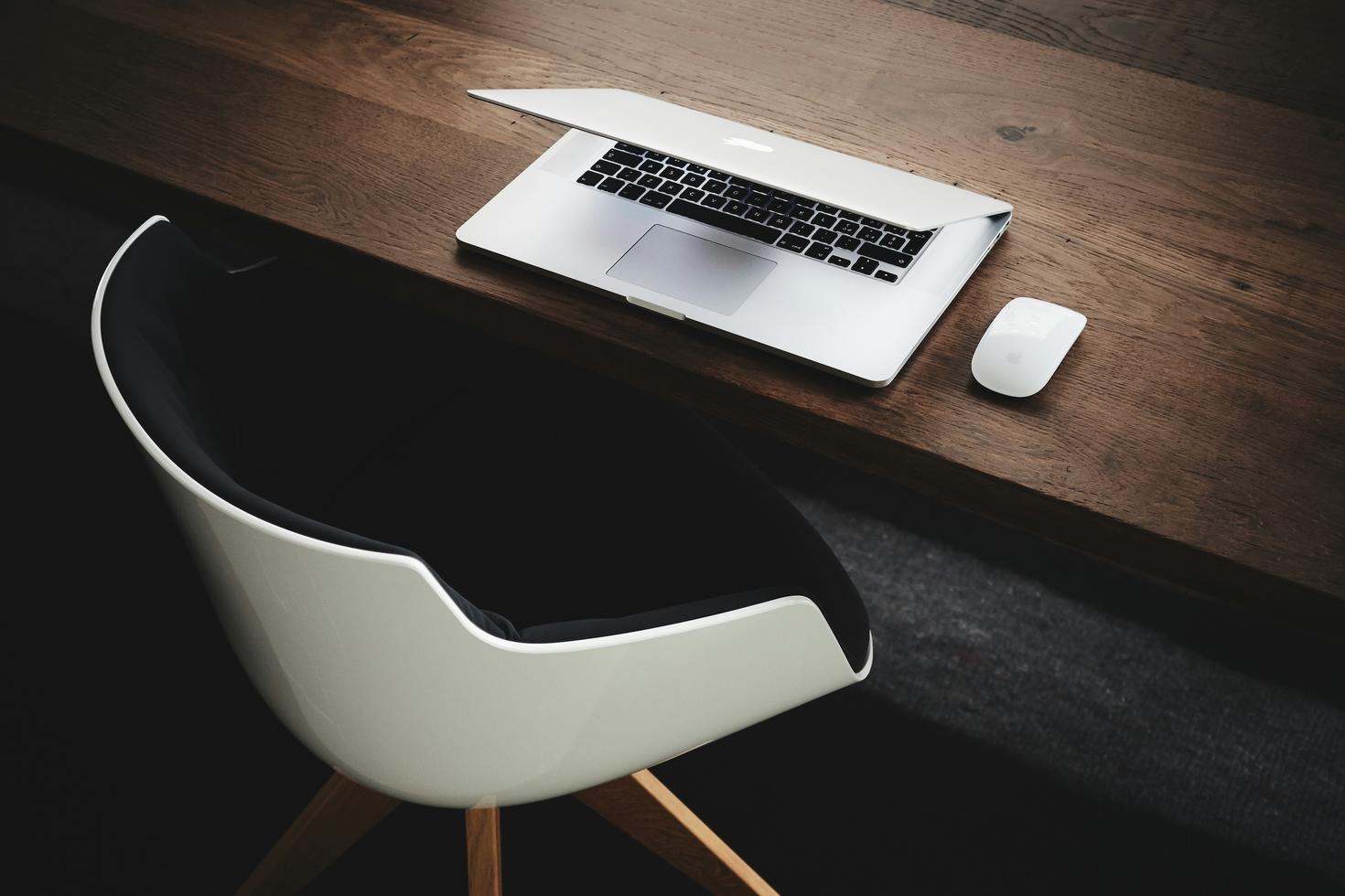Ordinateur portable sur une table