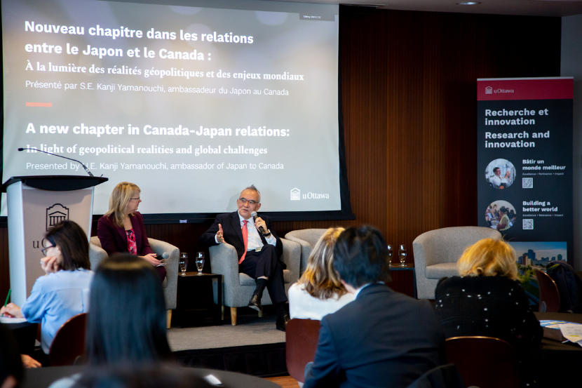 L'ambassadeur Kanji Yamanouchi et Martine Lagacé de l'Université d'Ottawa sur scène lors d'une séance de questions-réponses.