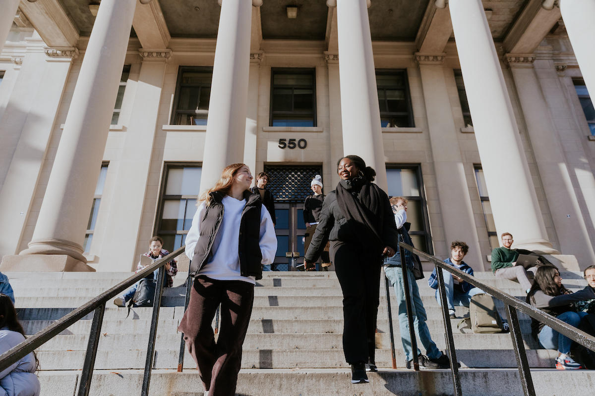 Étudiants sortant du Tabaret Hall