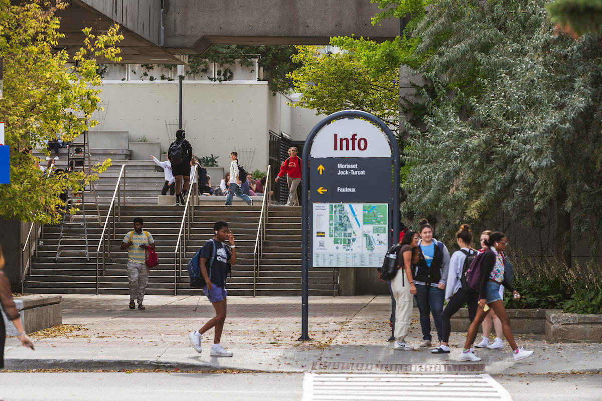 Panneau d’information sur le campus. 