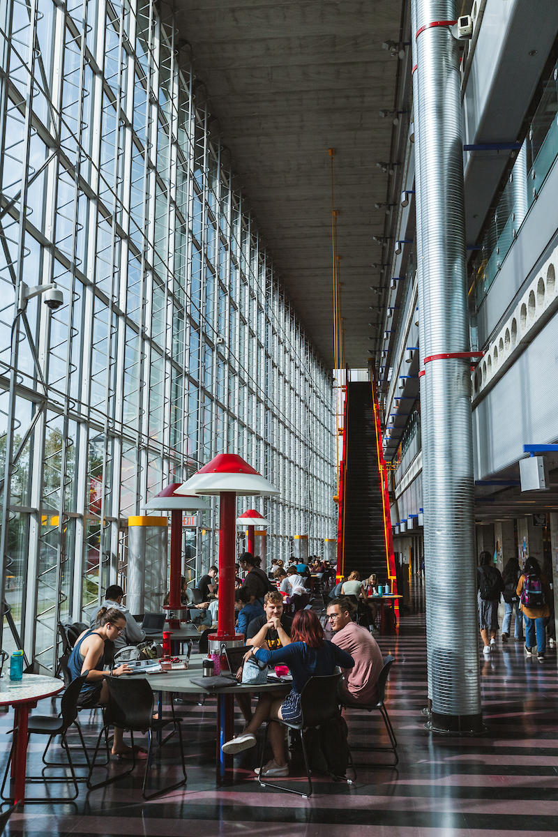 Étudiantes et étudiants dans l’entrée de l’édifice EITI. 