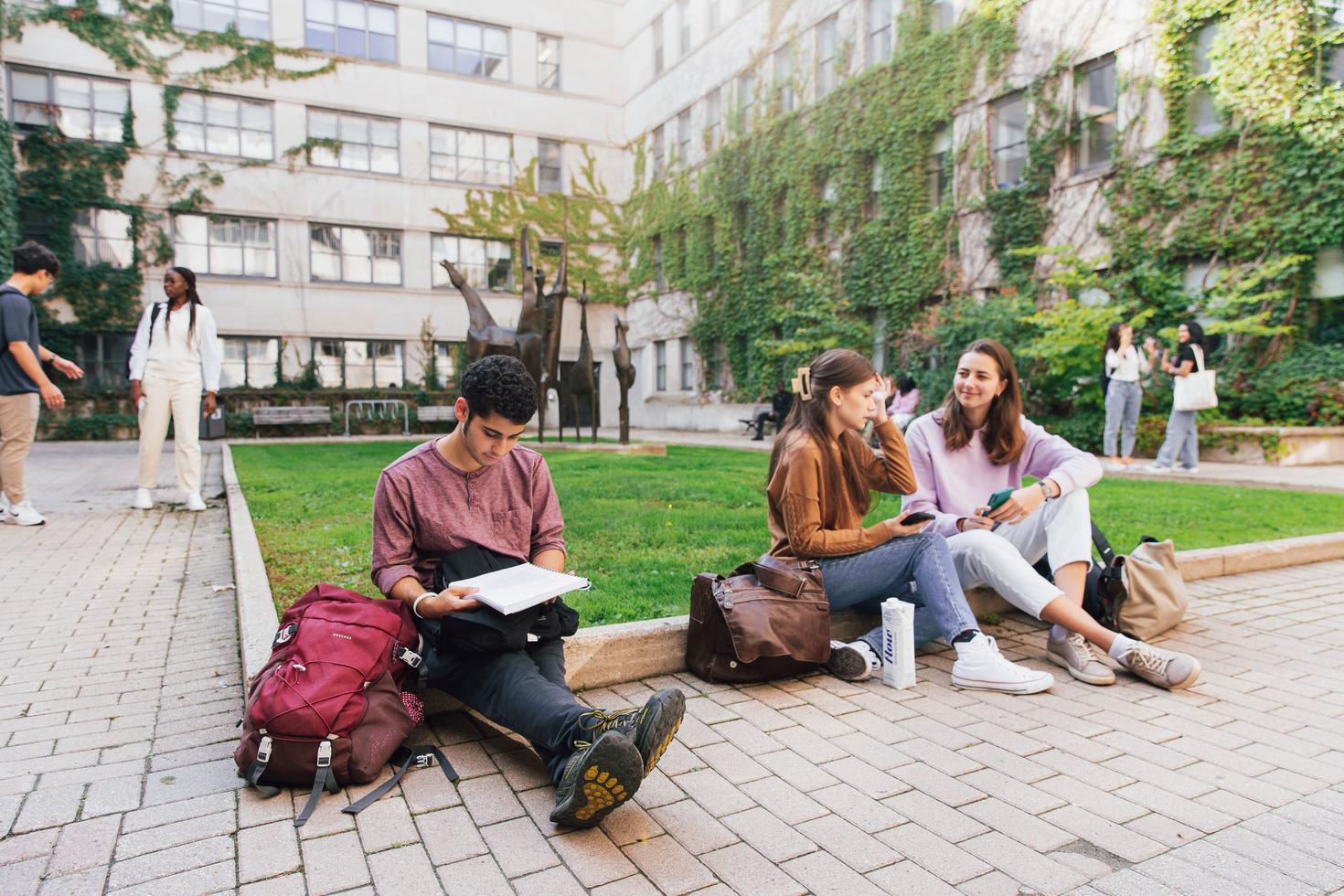 Students on campus at uOttawa 
