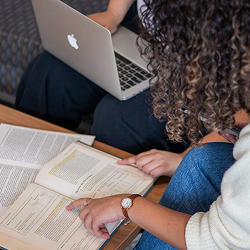 Étudiants qui étudient