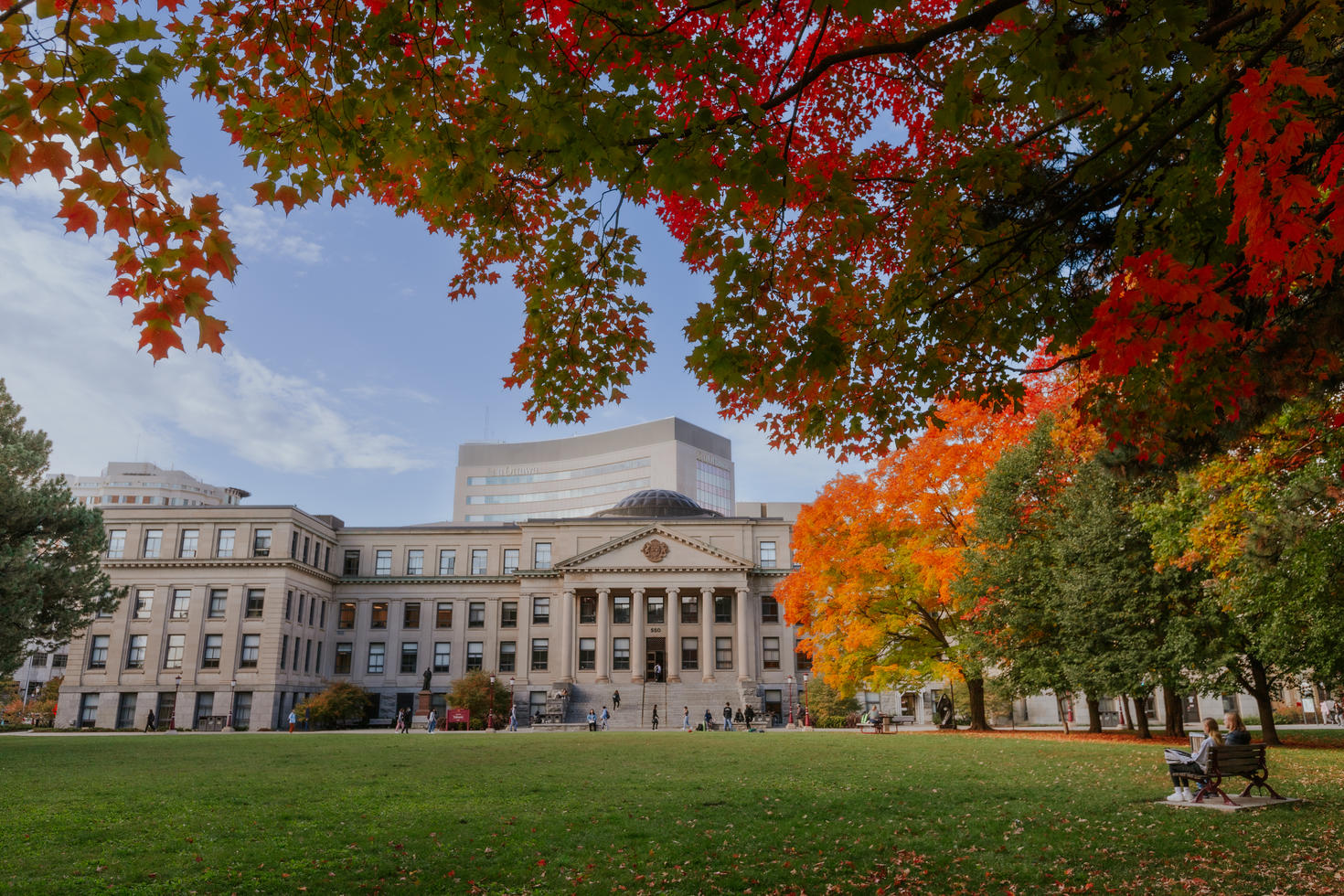 Une photo du pavillon Tabaret de l'Université d'Ottawa, en automne.