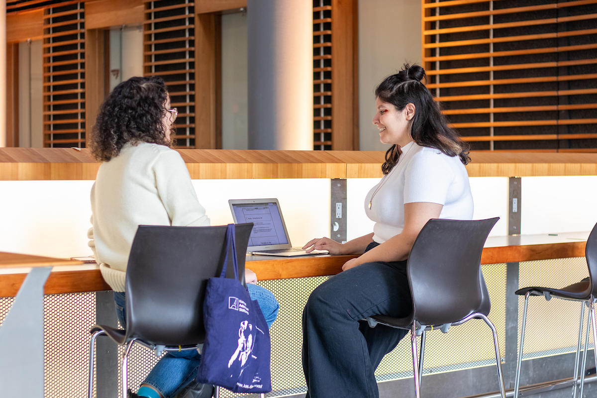 Étudiants travaillant sur leur ordinateur portable