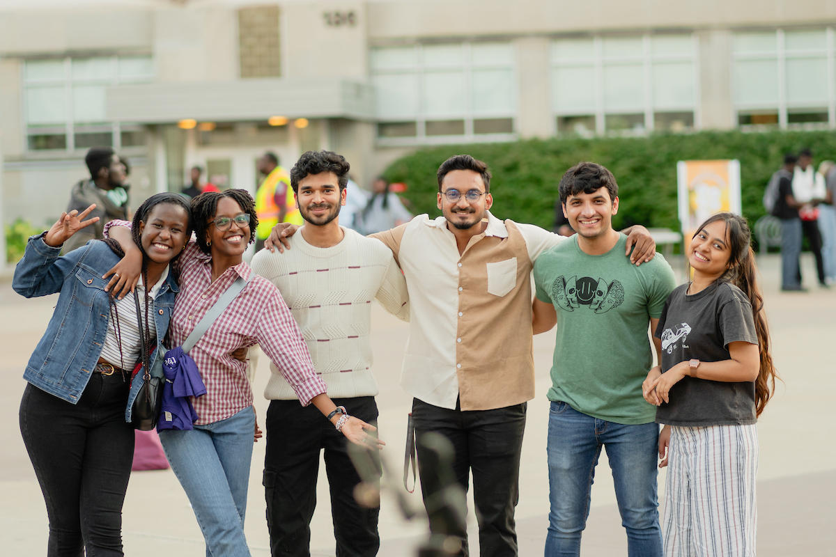 Étudiants souriant à la caméra