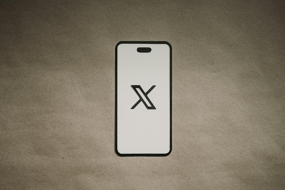 Application de réseau social X affichée sur un téléphone mobile
