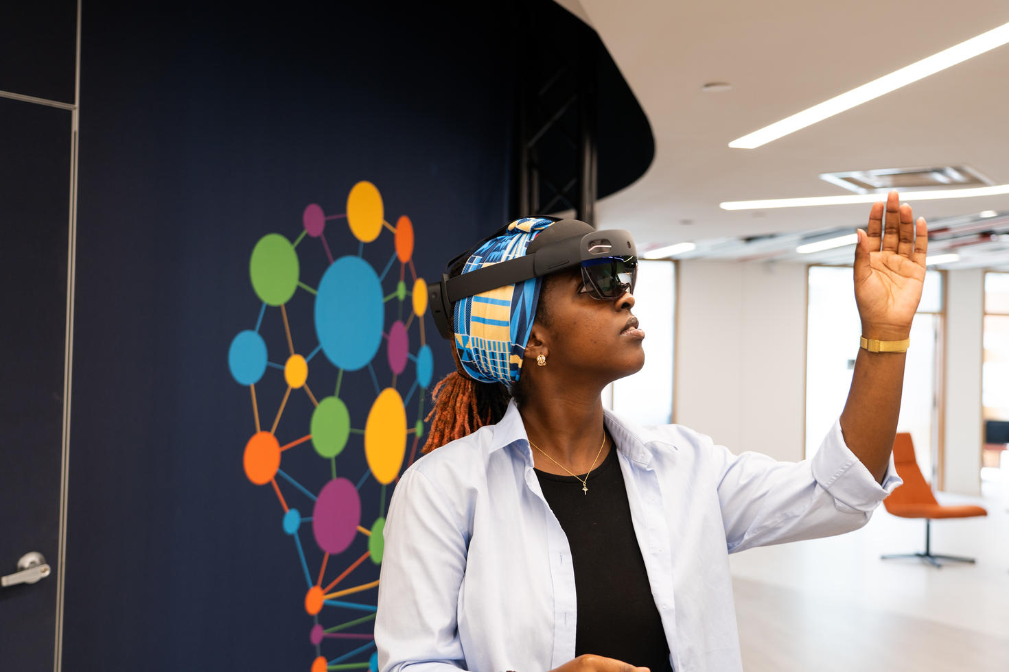 Étudiant utilisant un casque de réalité virtuelle