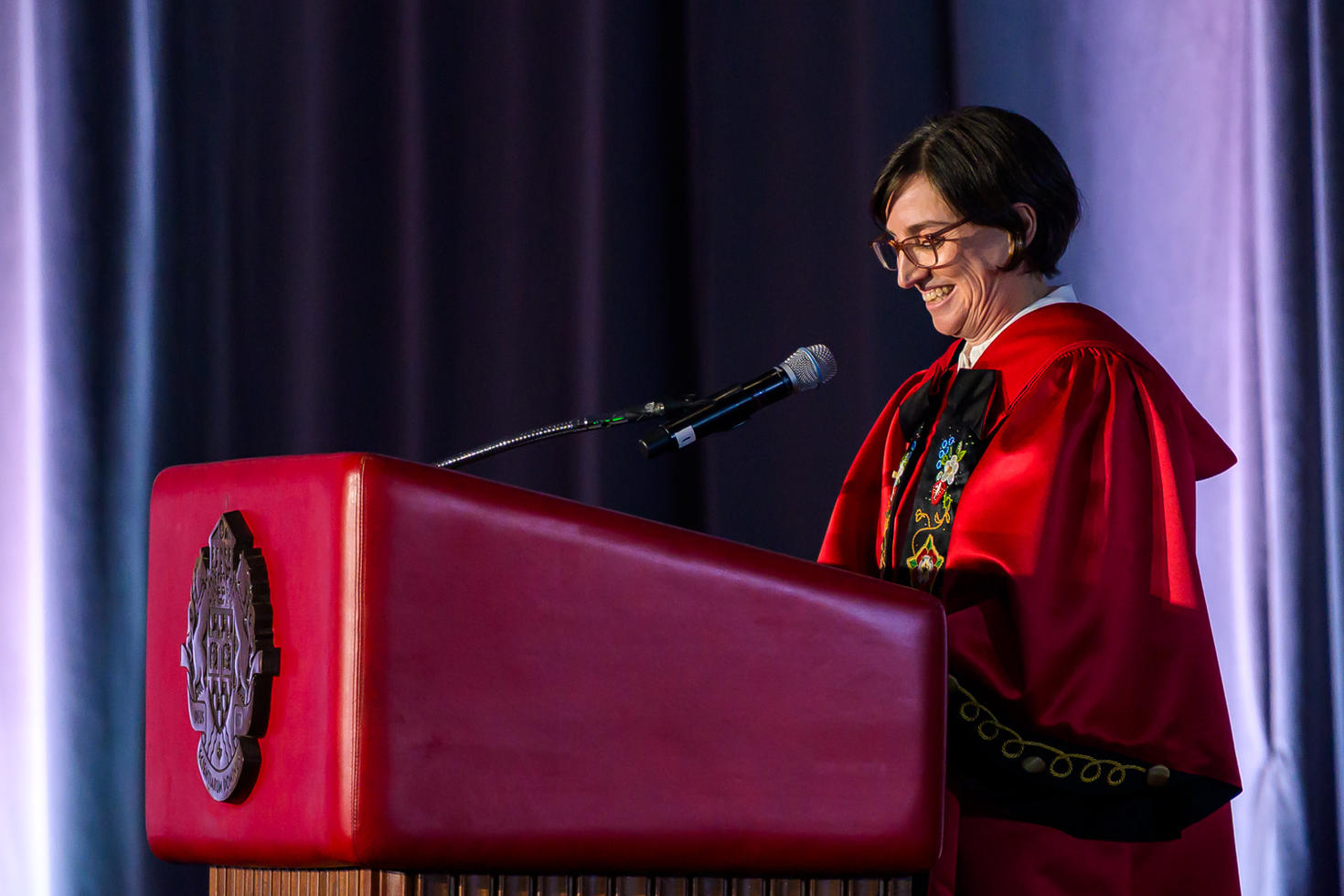 Marie-Eve Sylvestre s'exprimant sur scène lors de la cérémonie d'installation