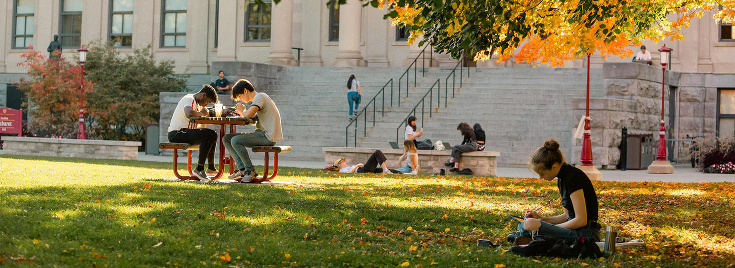 Étudiants en train d'étudier devant le Pavillon Tabaret
