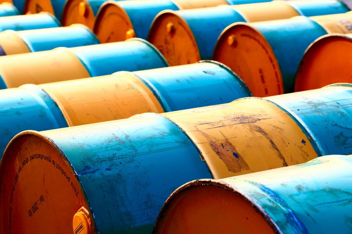 Barils de pétrole bleus et jaunes
