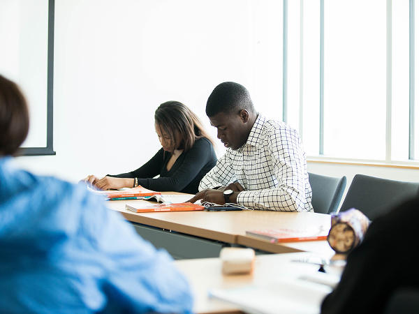 Étudiant qui consulte un livre