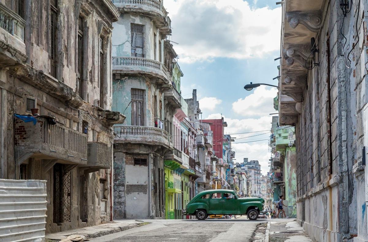 Un auto conduit dans les rues d'Havana