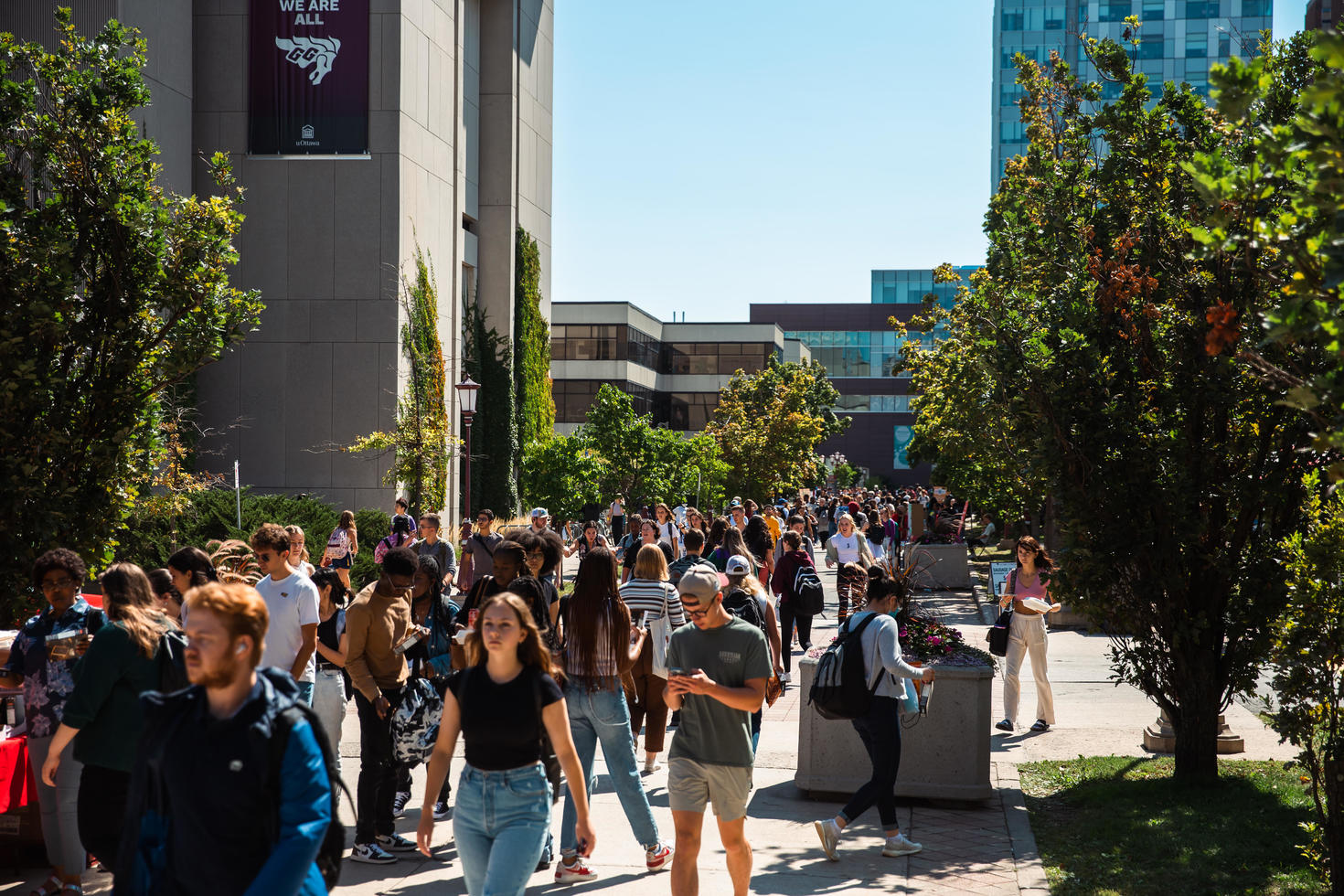 Étudiants se promenant sur le campus