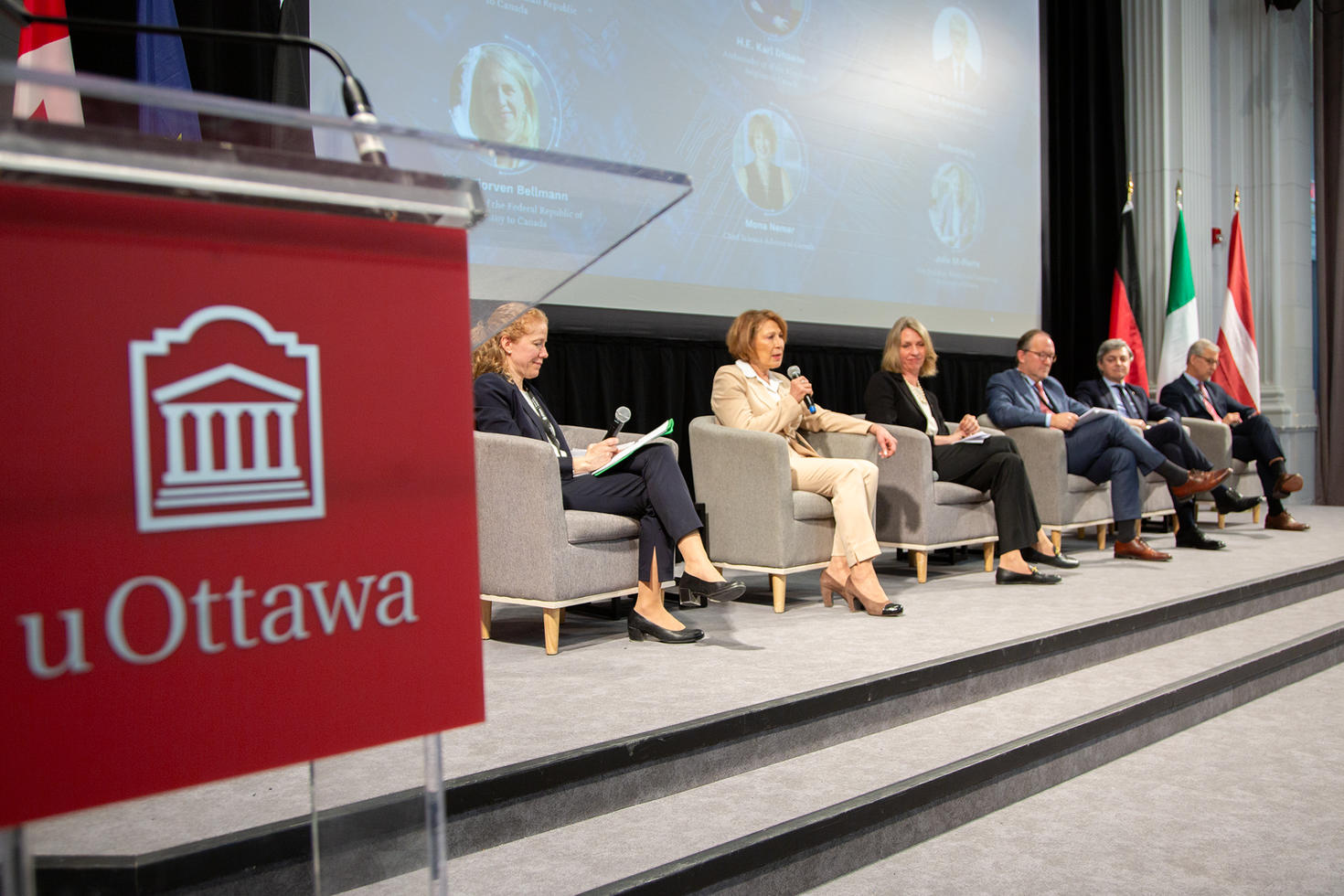 Des panélistes sur la scène lors du Forum sur l'innovation en matière de sécurité nationale de l'Université d'Ottawa.