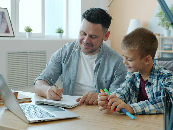 Un père et son fils en train de faire leurs devoirs
