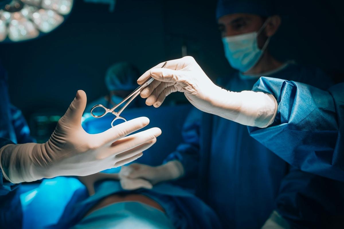 Des chirurgiens travaillent ensemble sur un patient dans la salle d'opération.