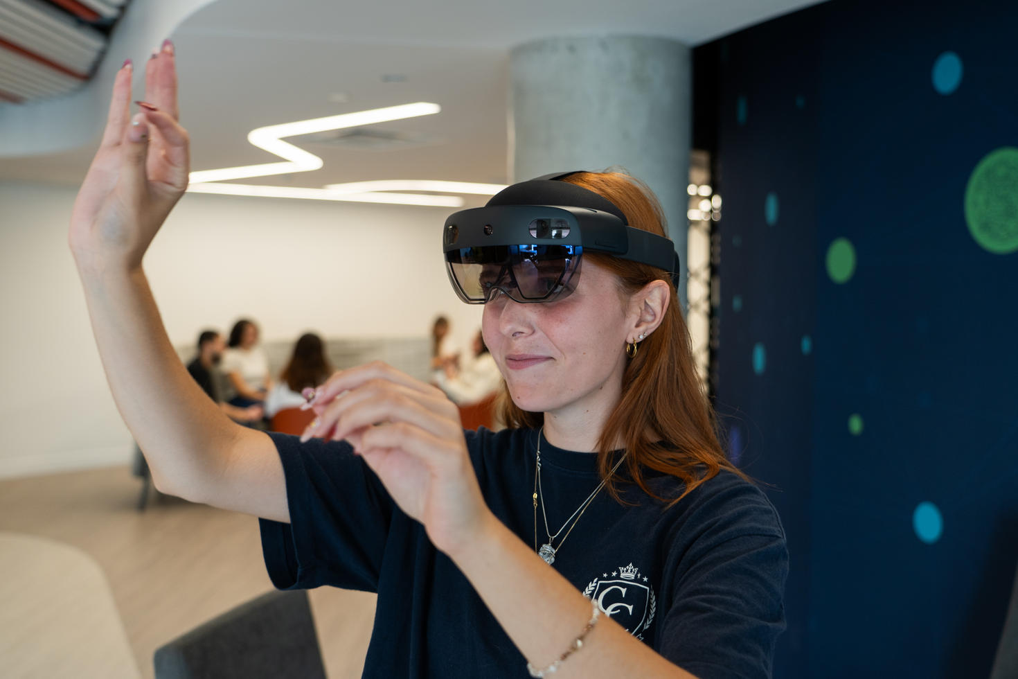 Personne utilisant un casque de réalité immersive dans un environnement d’apprentissage technologique.