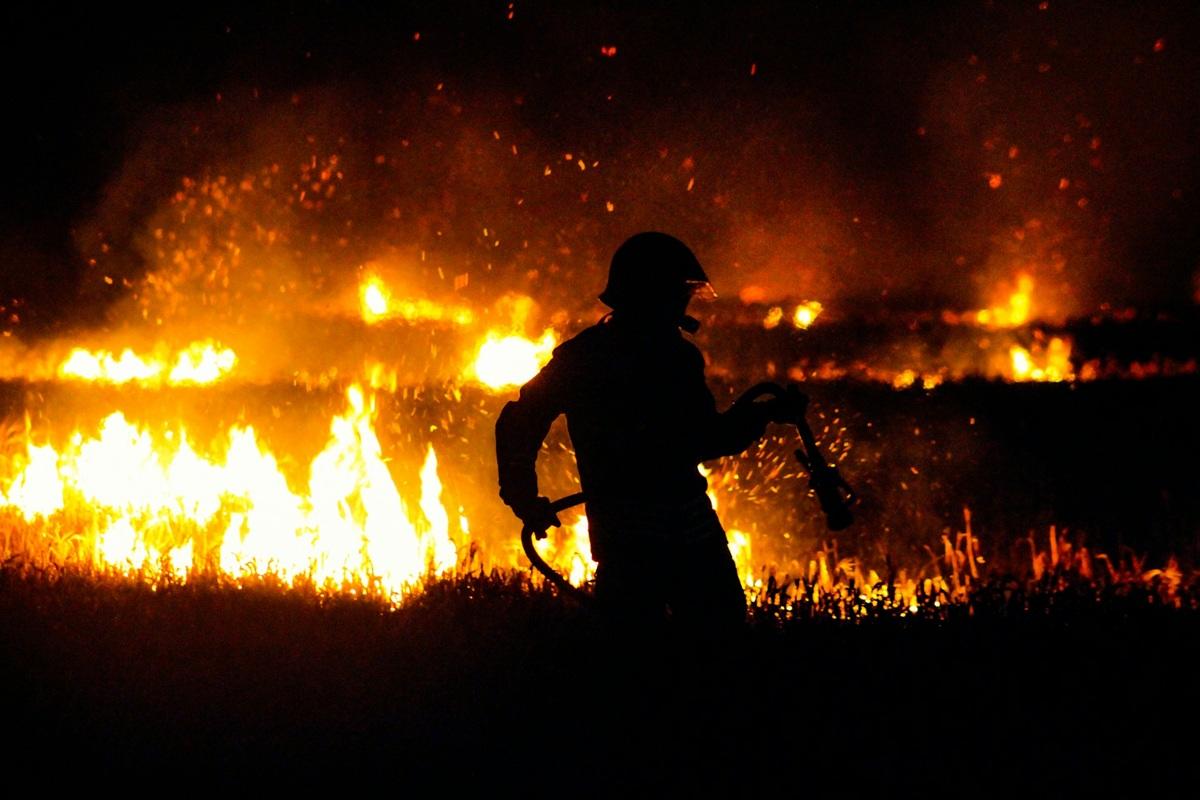 Un pompier combattant un incendie de nuit