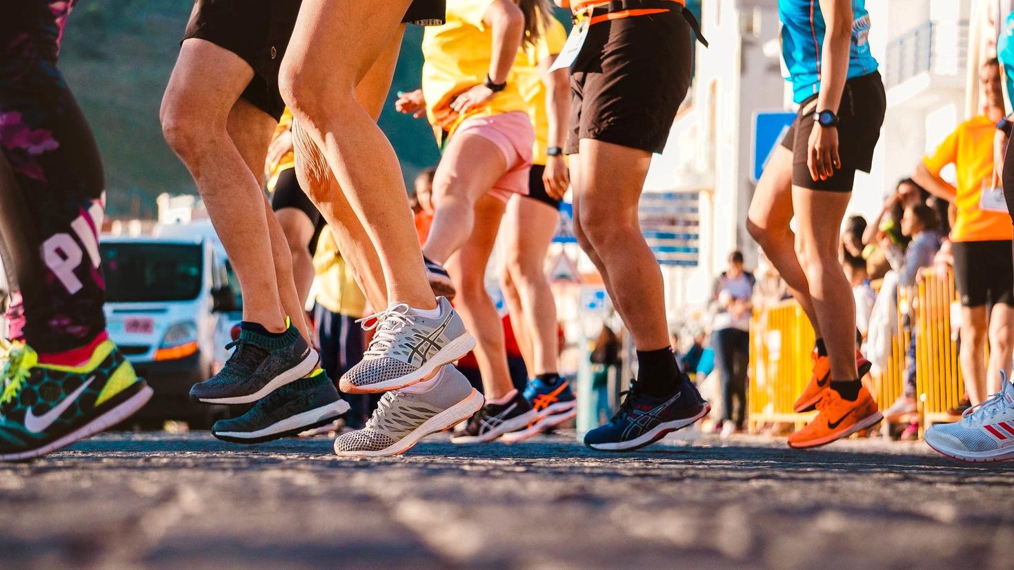 souliers de course de coureurs qui s'échauffent pour un marathon