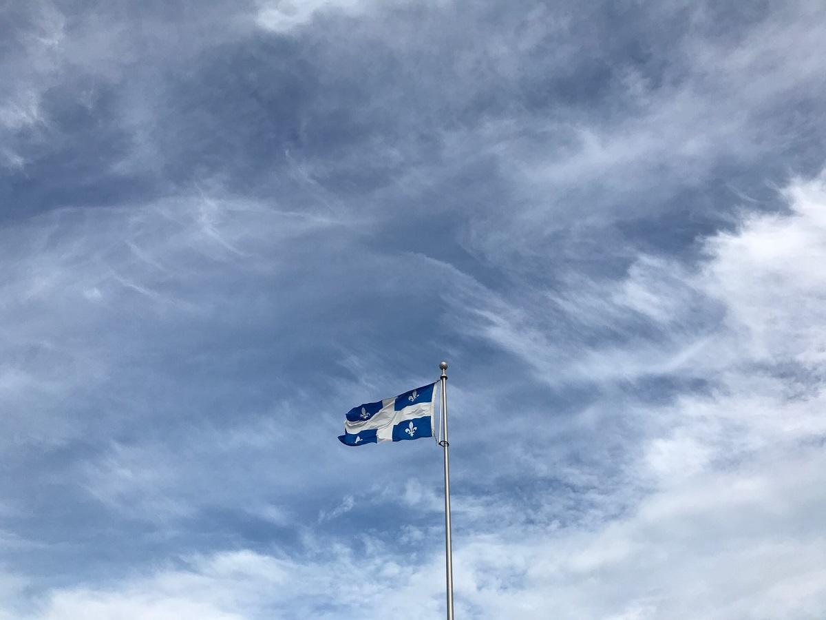 Drapeau du Québec sur fond de ciel