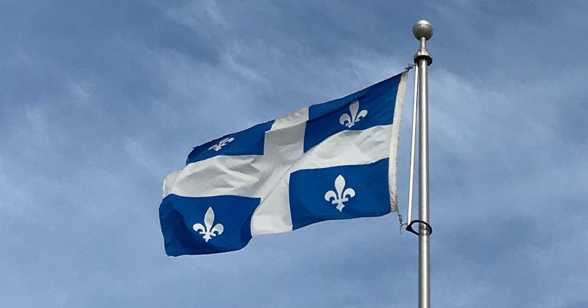 Un drapeau du Québec flottant dans le ciel.