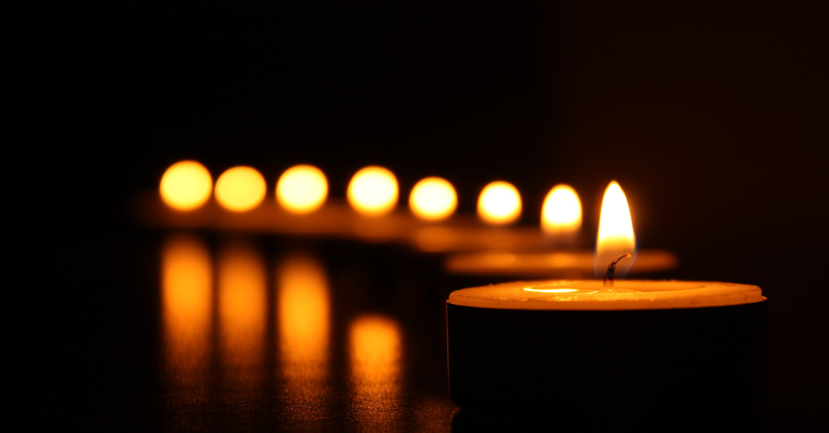 Chandelles allumées dans la noirceur.