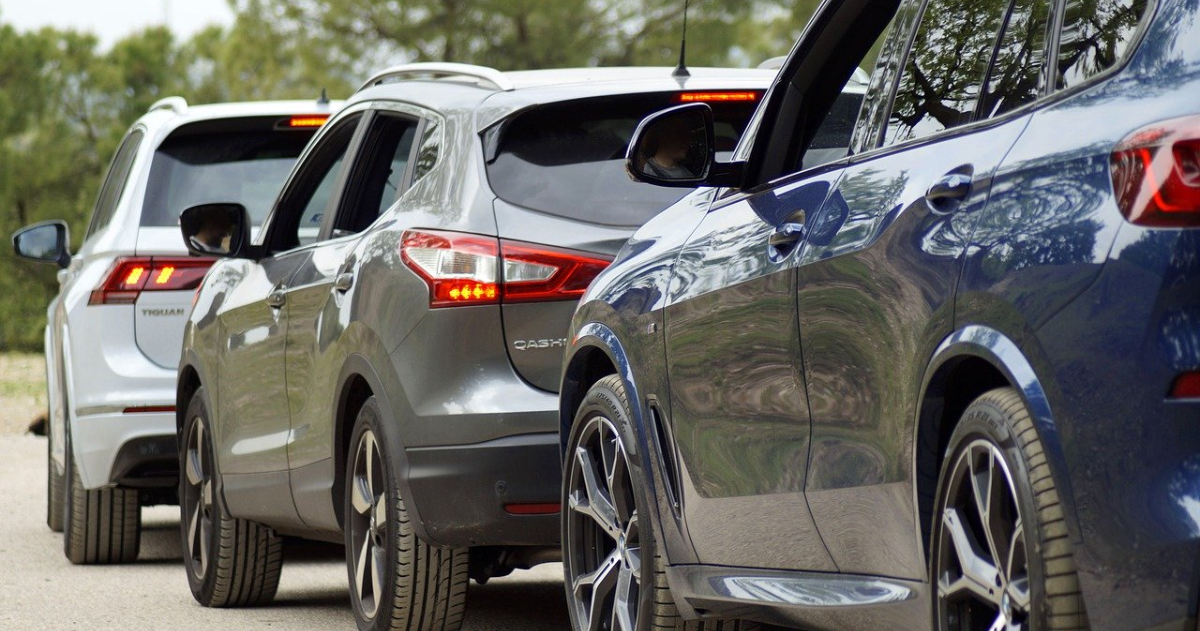 Une file d'autos arrêtées