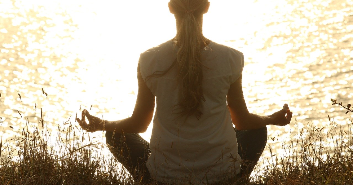 Une personne qui médite