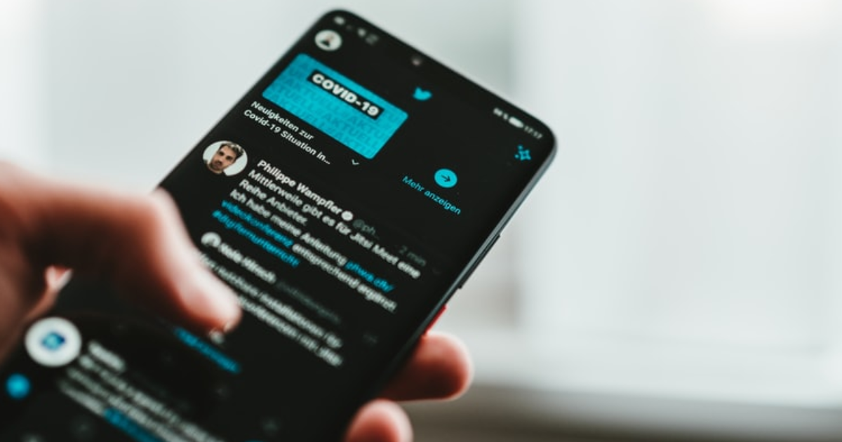 Une personne qui tient un téléphone portable