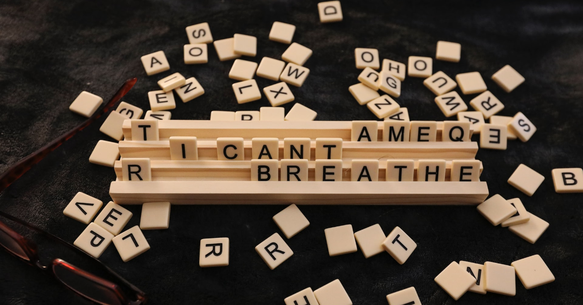 La phrase ''I can't breathe'' écrite avec des lettres du jeu Scrabble