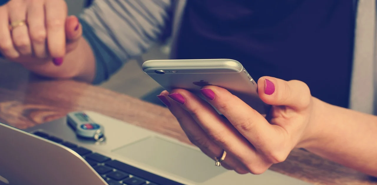 Une personne qui tient un téléphone portable