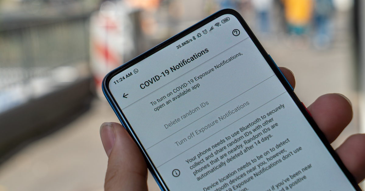 Un téléphone avec une application COVID-19