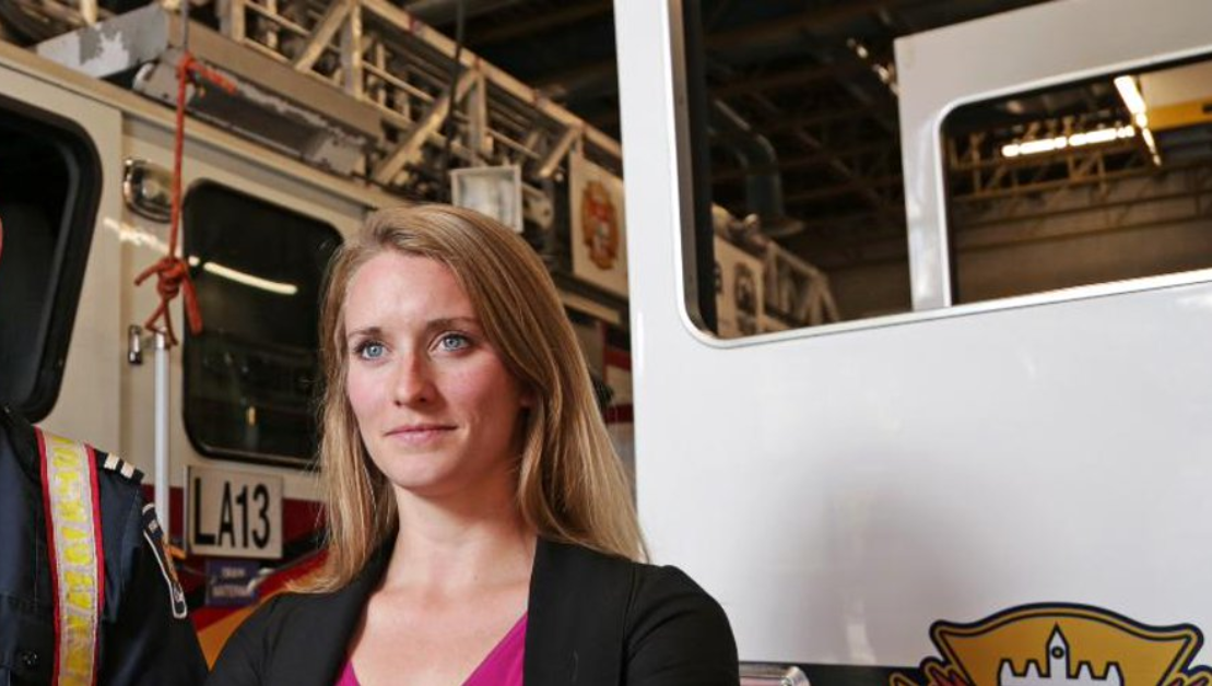 Jennifer Keir devant un camion de pompier