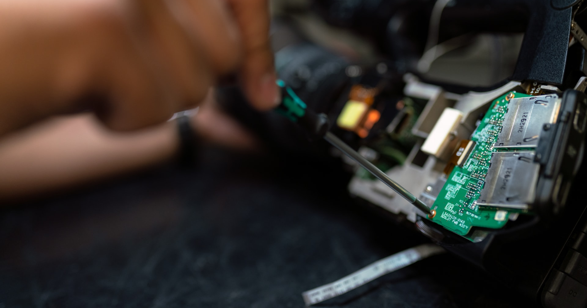 Une main qui tient un tournevis