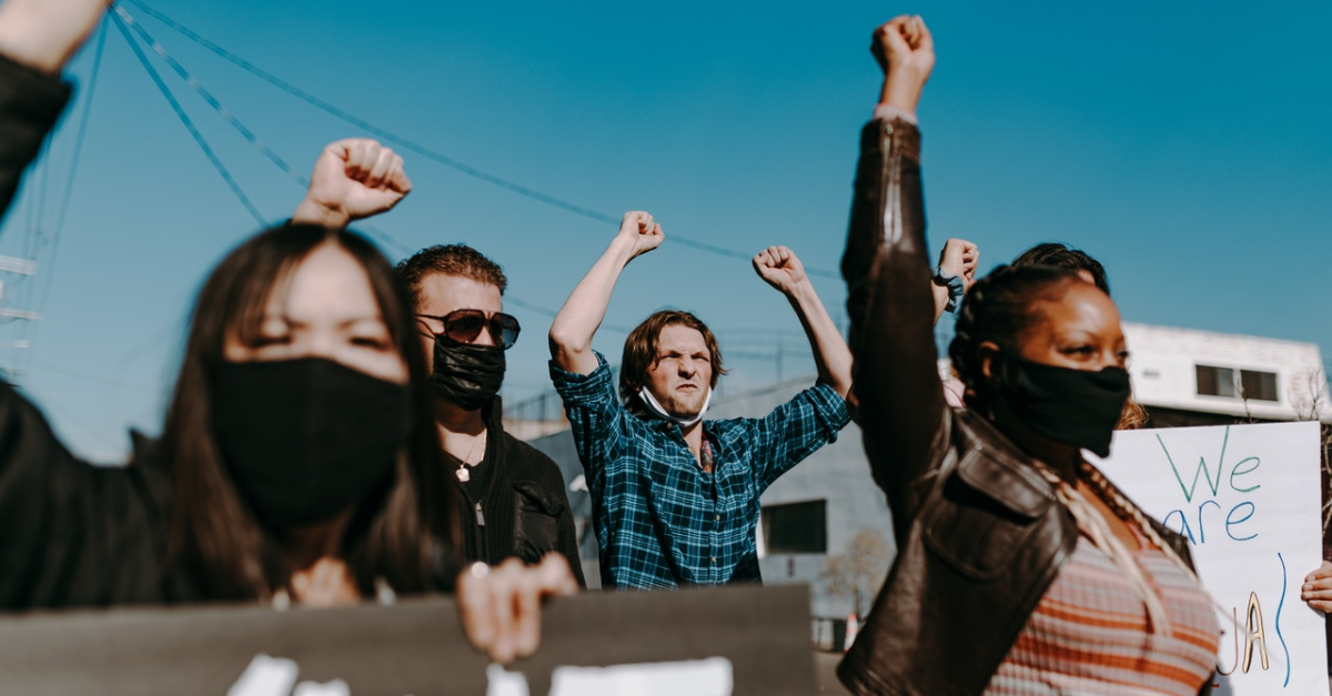 Des jeunes qui manifestent