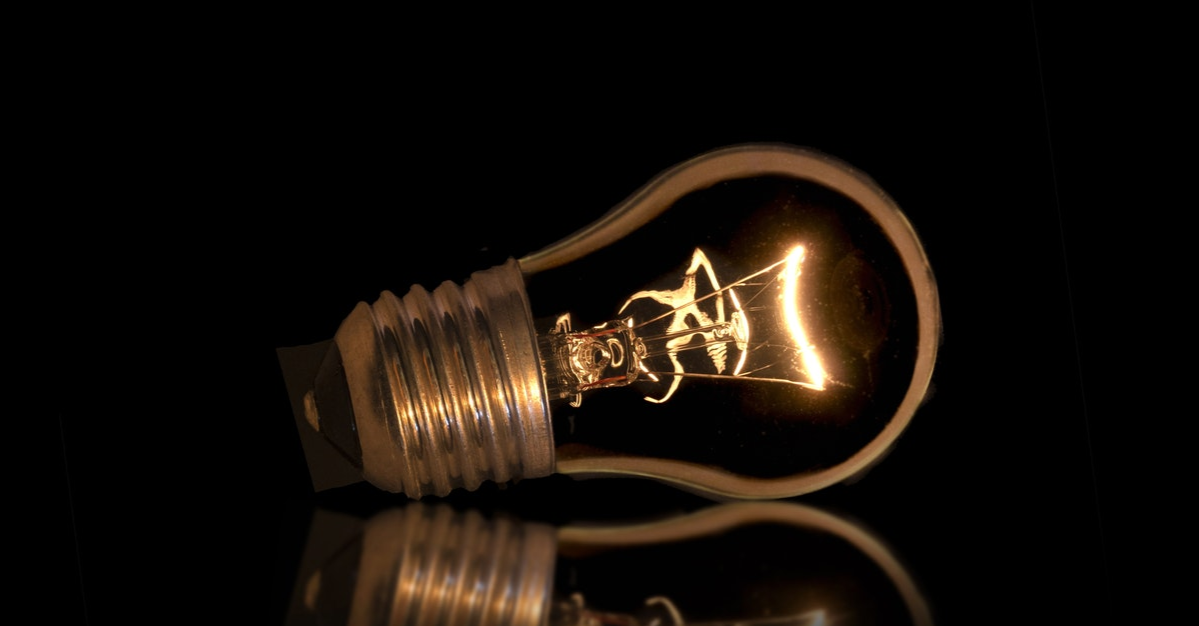 Une ampoule électrique dans le noir