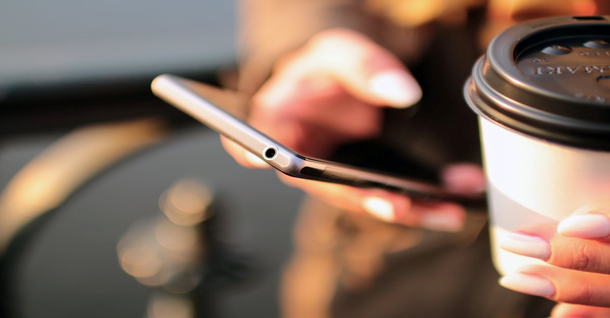 Une étudiante consulte son téléphone intelligent