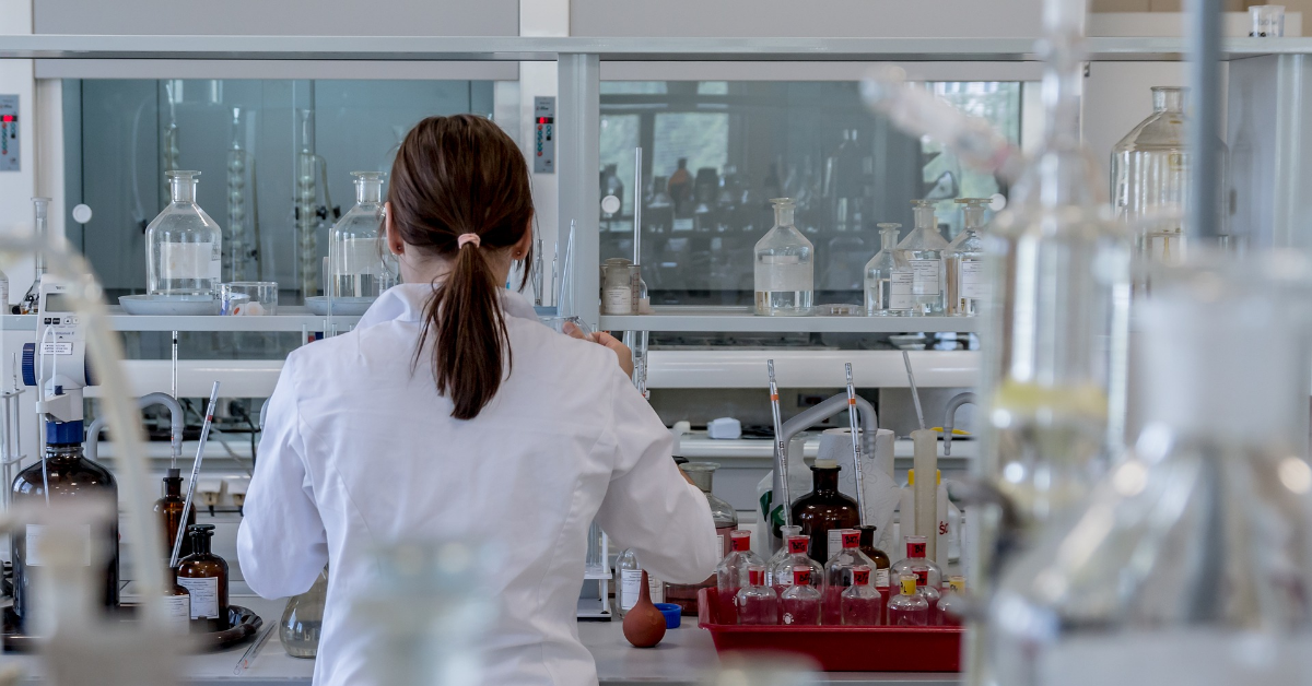 Chercheuse travaillant dans un laboratoire.