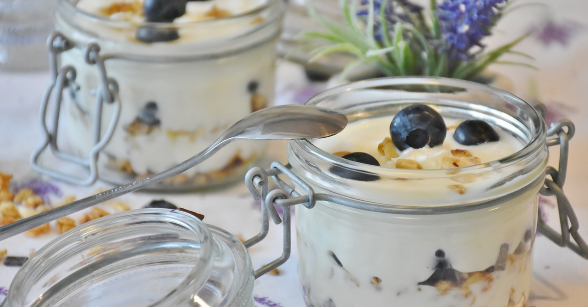 Du yogourt, des bleuets et de l'avoine dans des pots Mason.