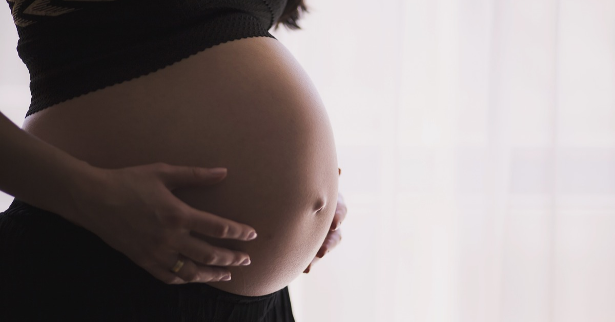 Le ventre d'une femme enceinte.